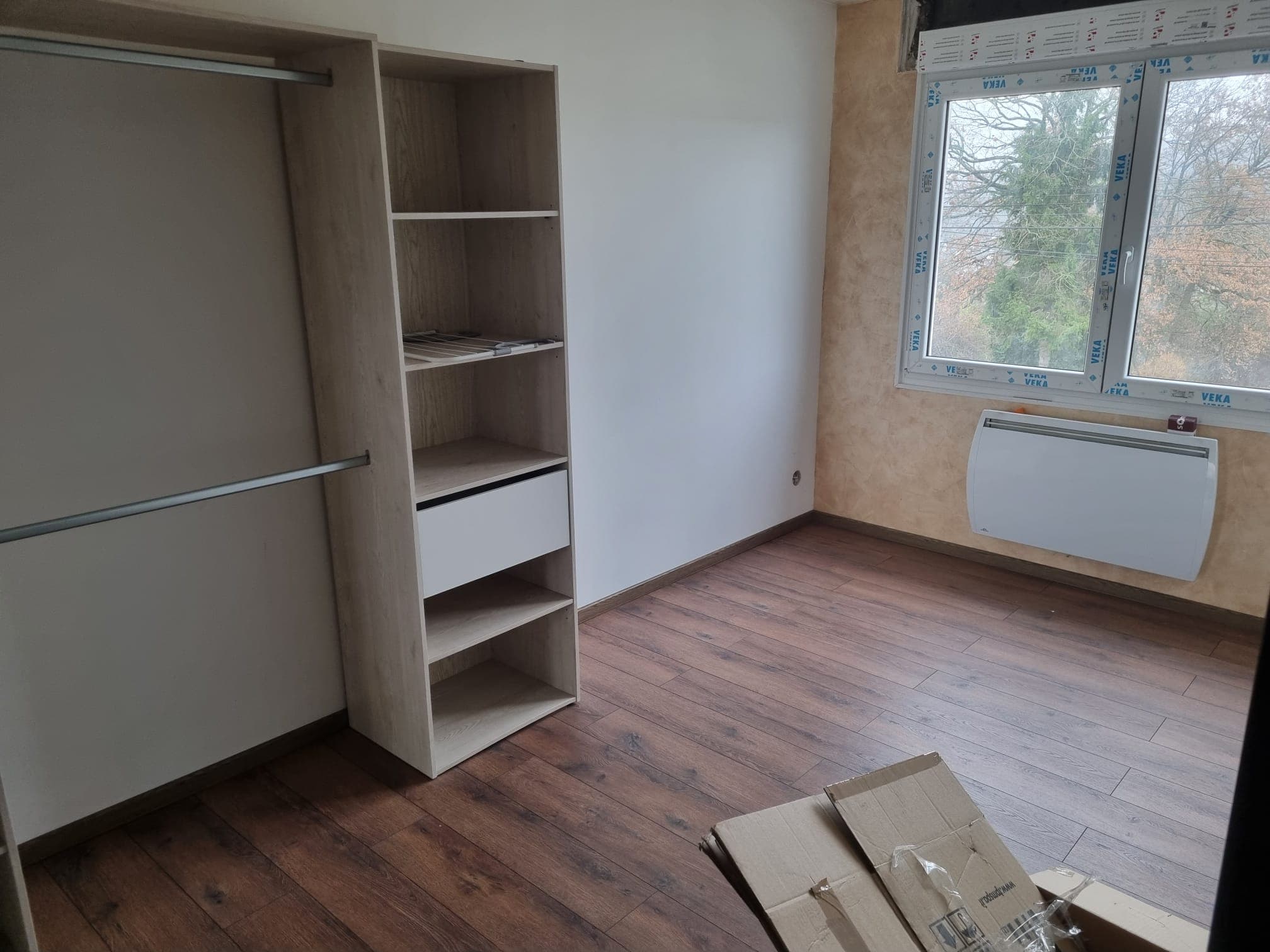 La seconde chambre, avec son placard démonté et ses murs à refaire.