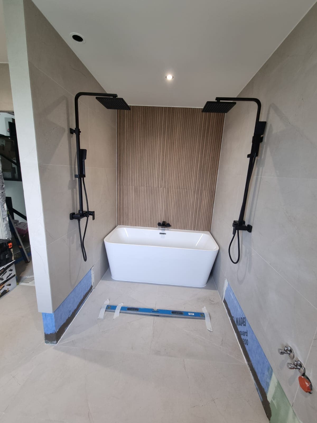 La baignoire posée, avant le retrait des protections de chantier.