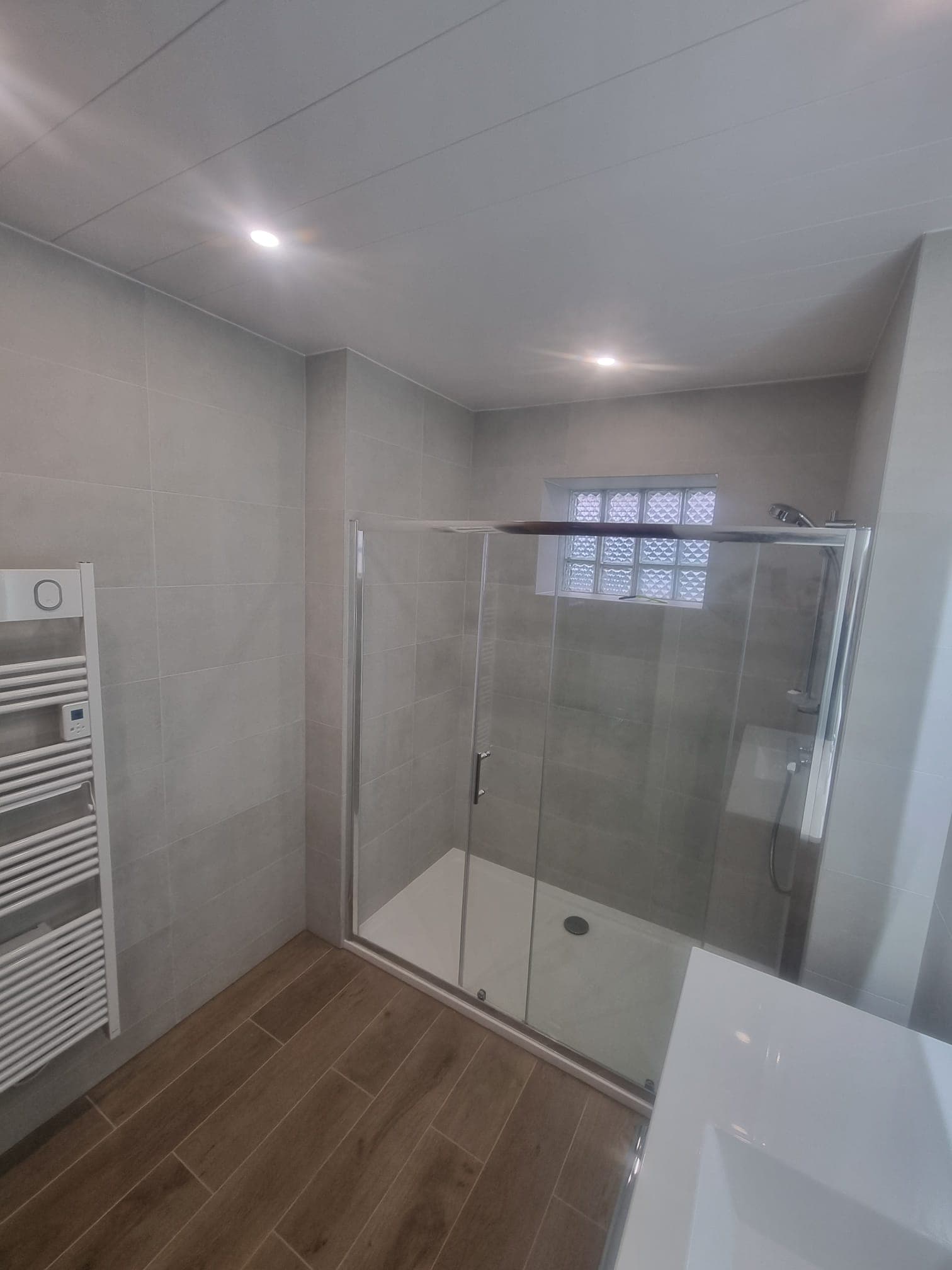 Douche sur-mesure et sèche-serviettes
