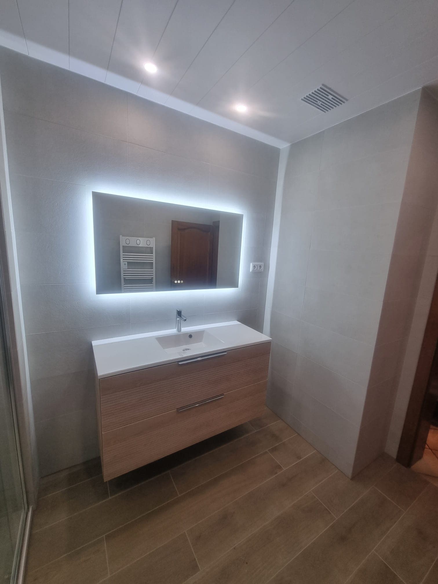Meuble vasque et miroir rétroéclairé