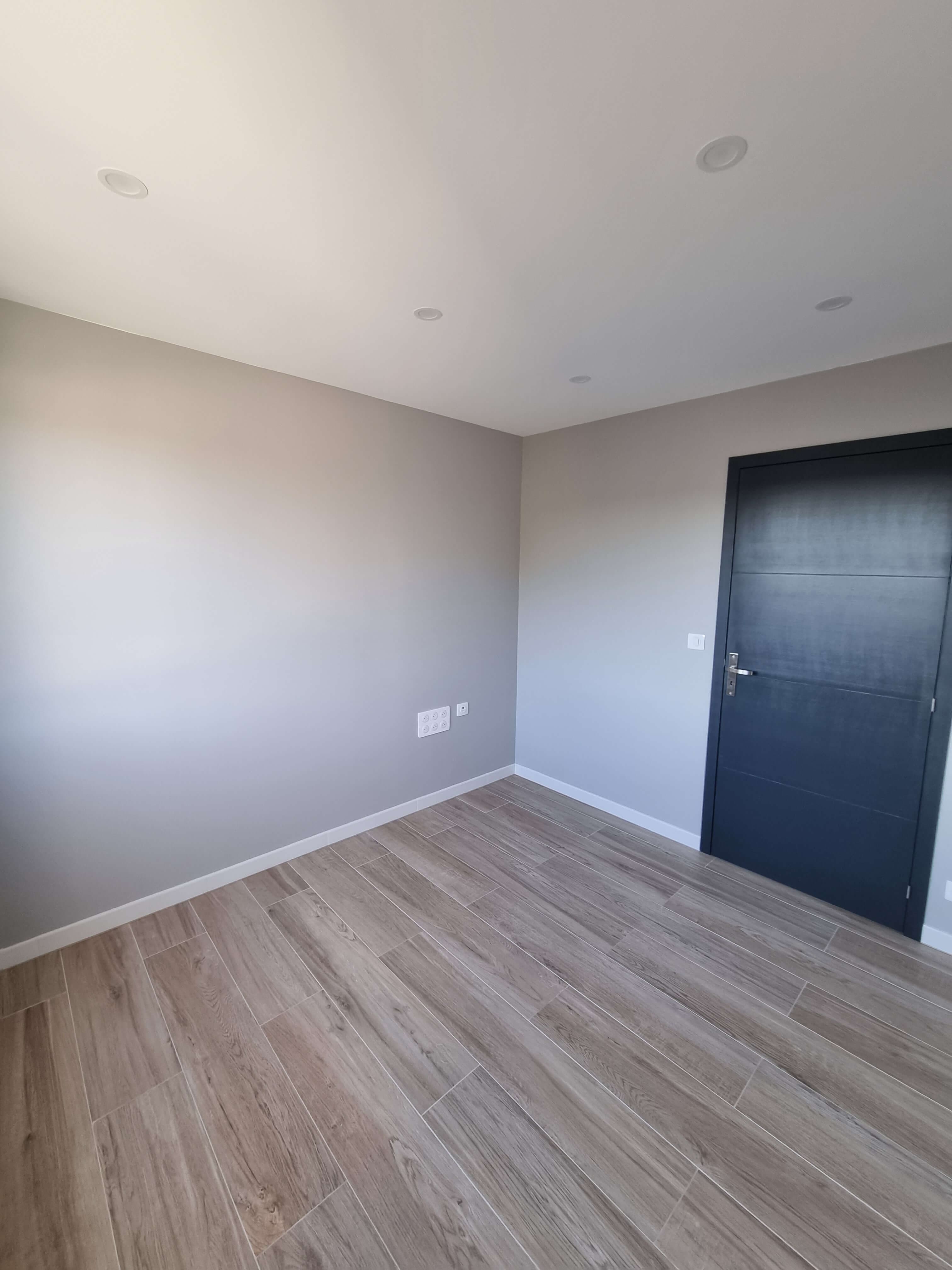 Carrelage grand format effet bois, pièce livrée et plinthes posées